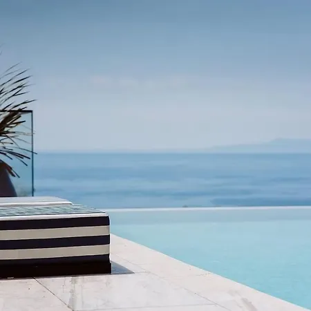 Luxury Dhermi بيت للعطل